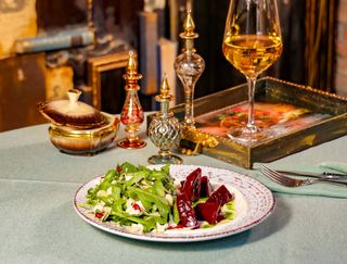 ჭარხლის სალათა თხის ყველით და რუკოლათი