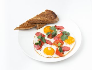 Домашняя яичница с копченной сосиской