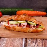 Сандвич кроасан с пуешко филе и зеленчуци 