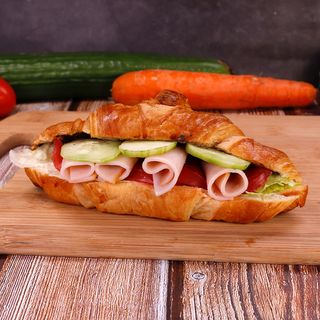 Сандвич кроасан с пуешко филе и зеленчуци 