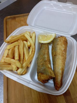 Хек с пържени картофки