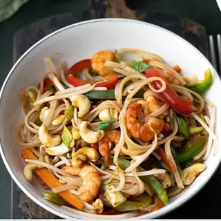 Yakisoba con Gambas y Verduras