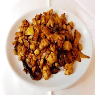 pollo con bambú y setas chinas