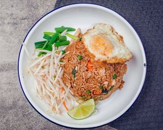 RYŻ z woka z kurczakiem i jajkiem sadzonym