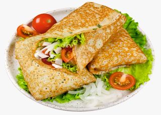 Crepe salado con queso crema y ensalada tomate