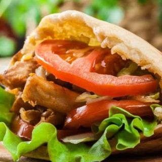 Pan pita carne vegetal+papas+refresco