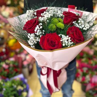 Букет с 5 бр. Червени рози в светла опаковка #018