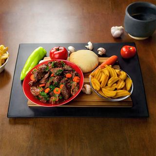 Juneći gulaš sa wedges krompirom