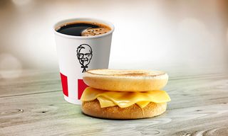 ყავა და ტოსტი ყველით