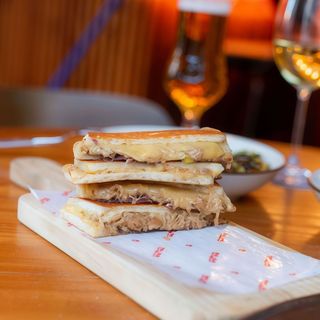 Bikini XL de pollastre rostit, cecina i formatge cheddar