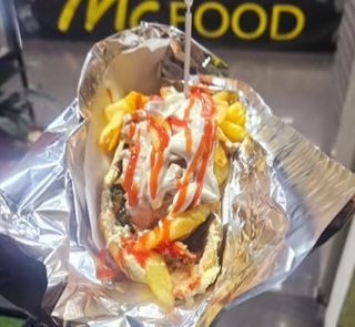 Panino con würstel e formaggio