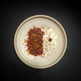 Тартар із яловичини та мусом із Пармезану (250г)