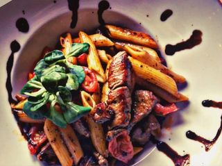 Ljutkasta pasta sa beefsteakom i Mozzrellom