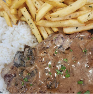Bife Novilho na Brasa com Molho de Champignons
