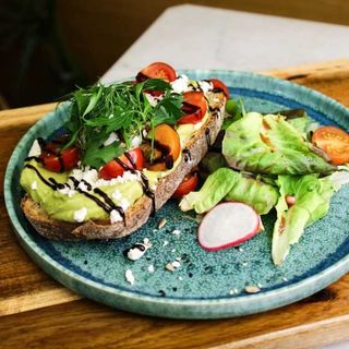 Tosta Abacate e Queijo Feta