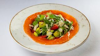 ორაგულის სალათი ავოკადოთი, გრეიპფრუტით და  ციტრუსის სოუსით 200 გრ