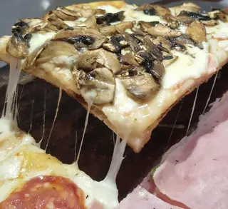 Pizza Speck Y Champiñones (Porción)