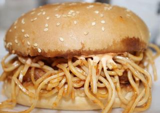 Special Noodle Burger with batata