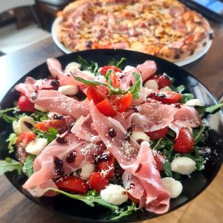 Salată cu prosciutto crudo