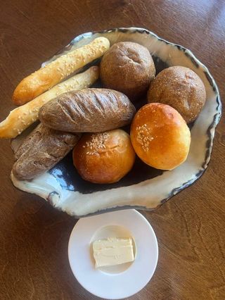 Хлеб собственной выпечки со сливочным маслом 