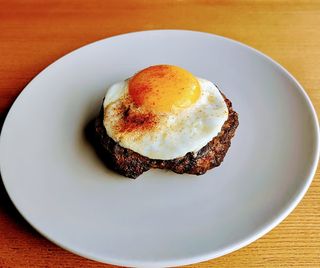 Біфштекс з телятини (рубленої) з яйцем (150г)