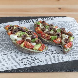 Пролетен сандвич с авокадо