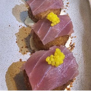 Croquetas De Mango Y Tajín Con Sashimi De Atún Rojo (6 Uds)