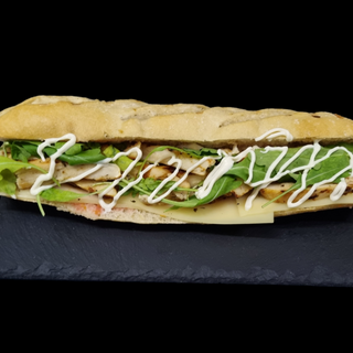Bocadillo Pollo braseado, rúcula y mayonesa