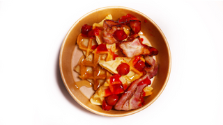 Gofry z boczkiem i wiśniami