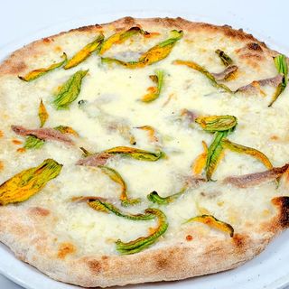 Pizza fiori di zucca con alice