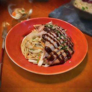 Tallarines Chinos Con Pato Frito