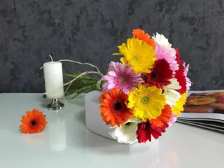 Buchet din 19 gerbere multicolore