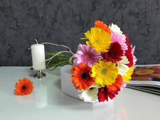 Buchet din 19 gerbere multicolore