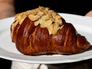 Круасан з франжипаном і мигдальними пластівцями