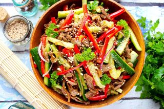 Острый салат с говядиной