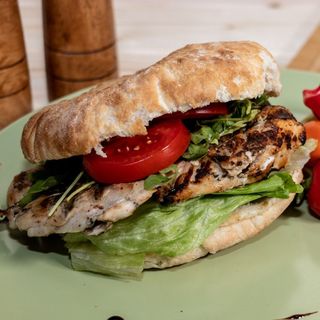 Sandwich cu Pulpa de Pui la Gratar