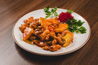 24a. Svinjetina sa ananasom, paprikom i paradajz sosom