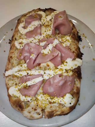 Mortadella, stracciatella e pistacchi (Bianca)