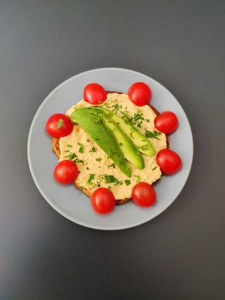 Clătită din năut, cu hummus, avocado și roșii cherry
