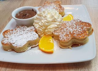 Pancakes z Nutellą i Owocami i bitą śmietaną 3szt