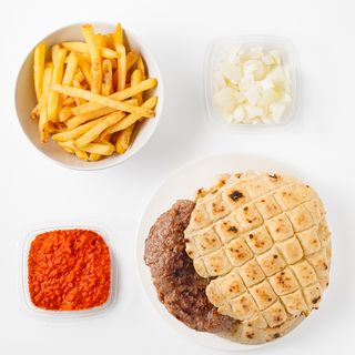 Pljeskavica u lepinji i pomfrit