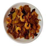 Calamares con setas y brotes de bambú