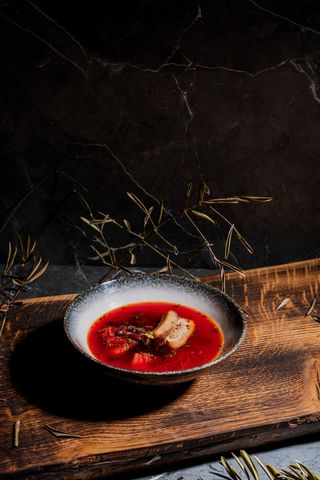 Borș roşu cu fasole și costiță 