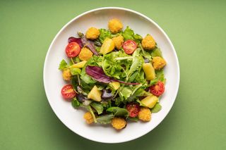 Салат з чікен попкорном