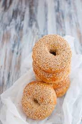 Bagel con cream cheese, crema di nocciole e arachidi tostate