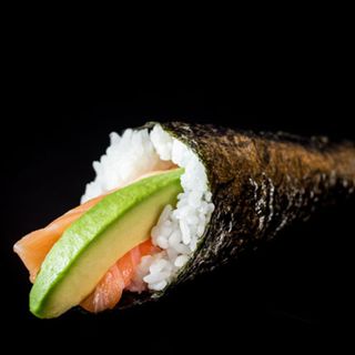 231-Temaki De Salmón Y Aguacate