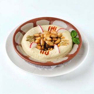 Хумус з м'ясом і горіхами