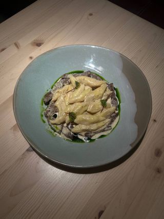 Палюшки із томленою яловичиною у вершковому соусі (290/50 г)