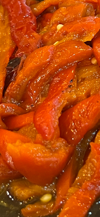 Acompaña tus carnes con nuestros pimientos asados al horno de leña.