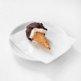 Cornetto arrotolato con gelato ricoperto di cioccolato fondente